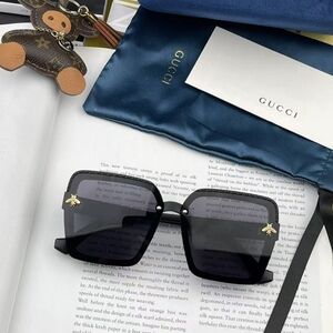 Gucci Oversized Black Square Sunglassesl